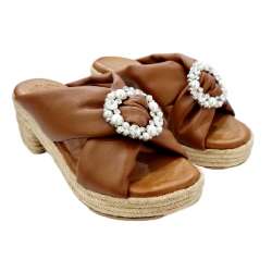 CROSSOVER SANDAL WITH PEARL BROOCH