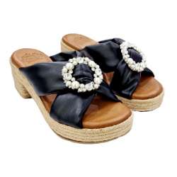 CROSSOVER SANDAL WITH PEARL BROOCH