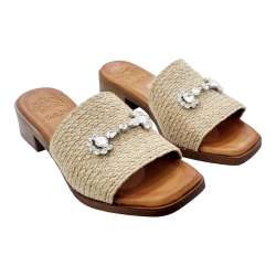 WOMEN'S SANDALS WITH LOW HEEL WITH BROOCH DECORATION