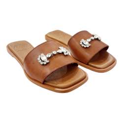 WOMEN'S FLAT SANDALS WITH LEATHER BROOCH DECORATION