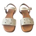 SANDALIAS MUJER PLANAS PULSERA TIRA GRABADA PLATINO PLATINO